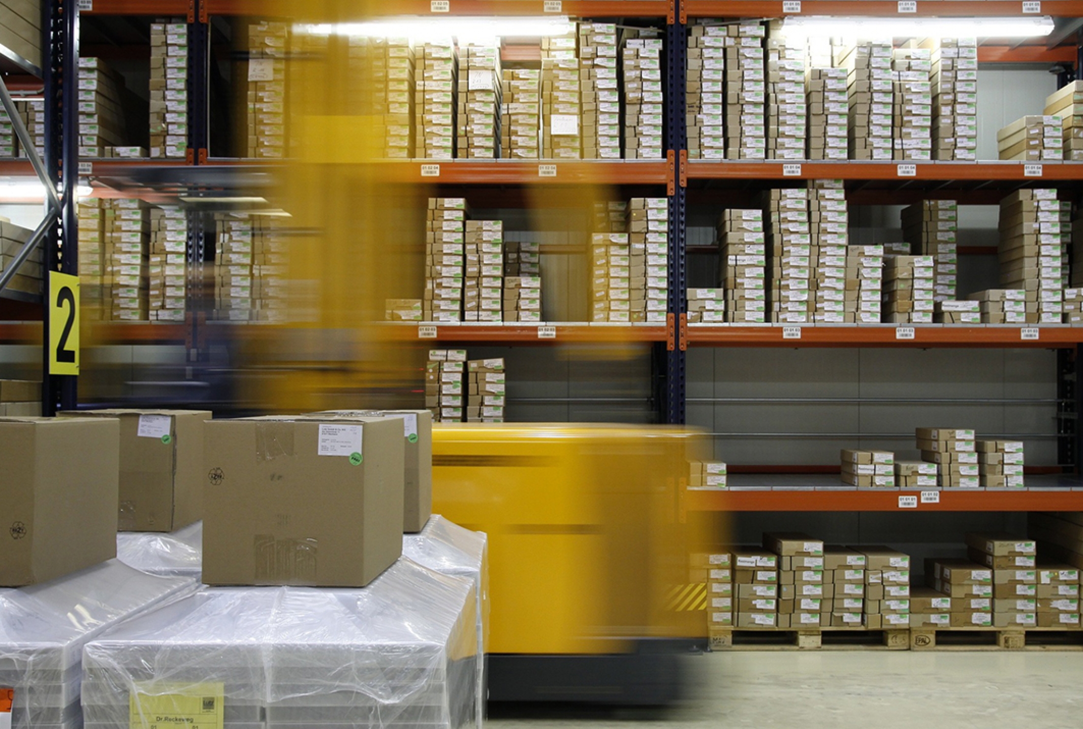 Grünes Warehouse Management macht Ihre Logistik, z. B. durch kürzere Fahrwege, nachhaltig und kann gleichzeitig Betriebskosten senken.