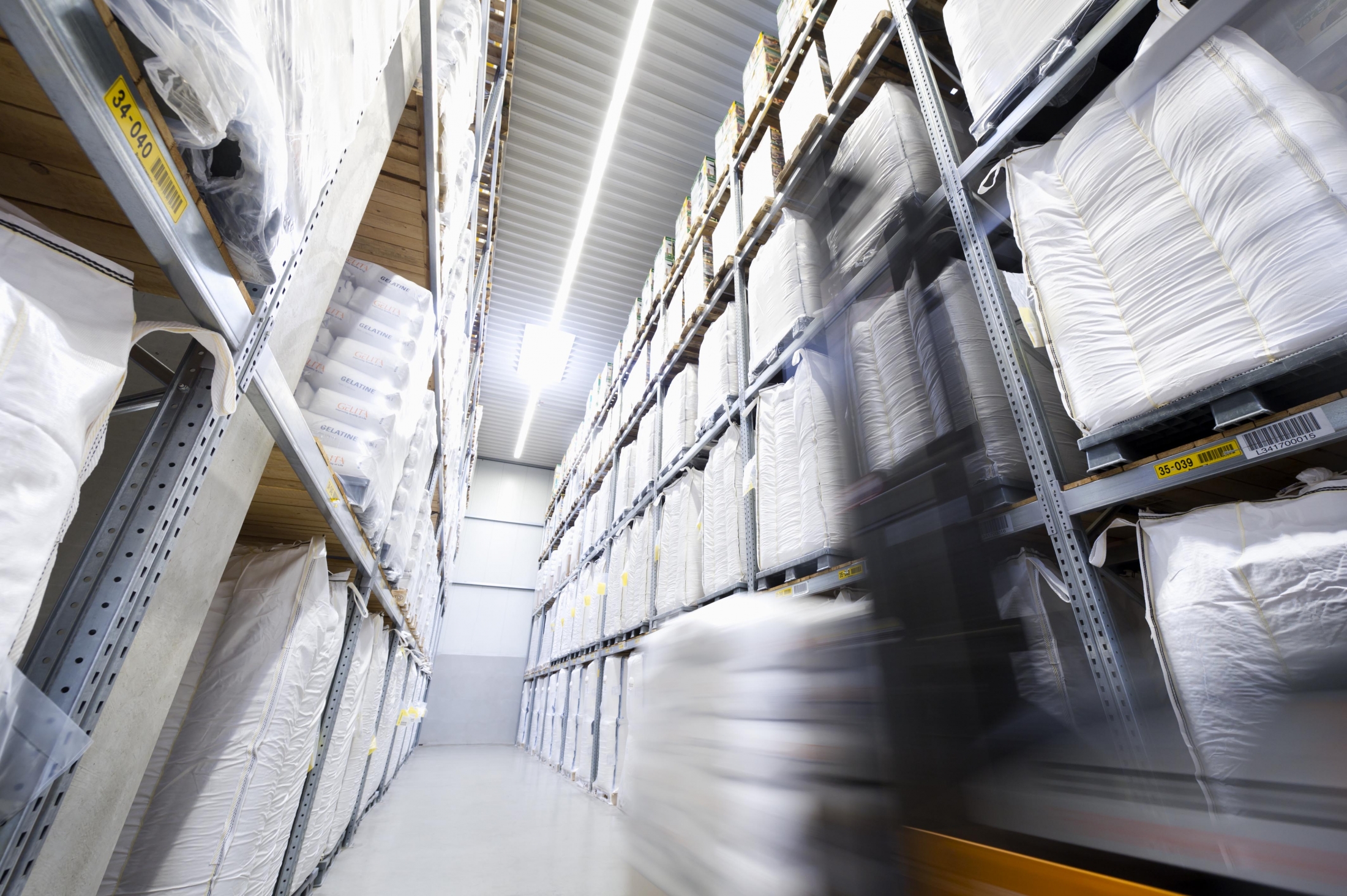CIM applies artificial intelligence for smarter warehouse management.