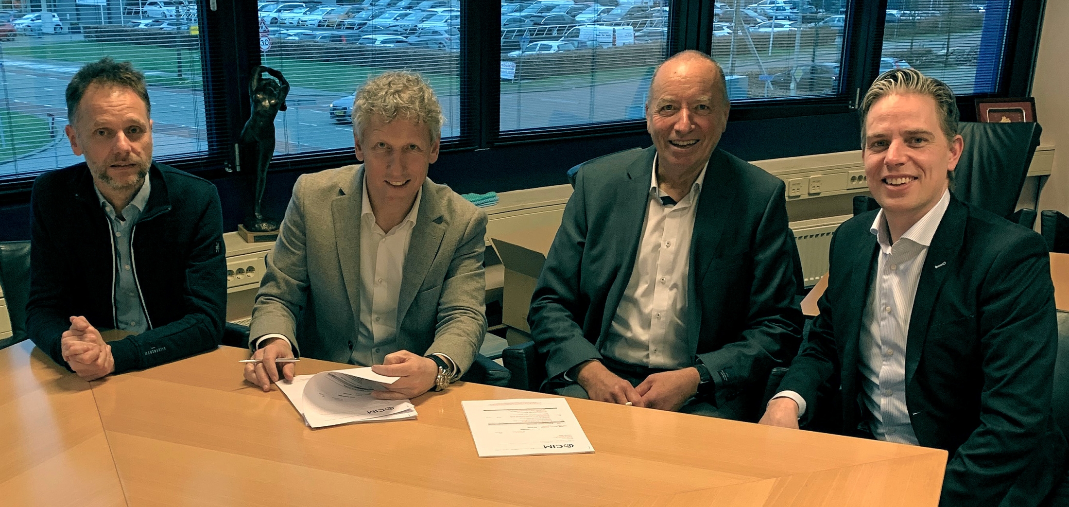 Jeroen van den Berg, Hans-Paul Visscher, Fritz Mayr (Managing Director CIM) und Maarten Janssen freuen sich über die Vertragsunterzeichnung (v. l. n r.; Hinweis: Das Foto entstand vor den Corona-Beschränkungen).