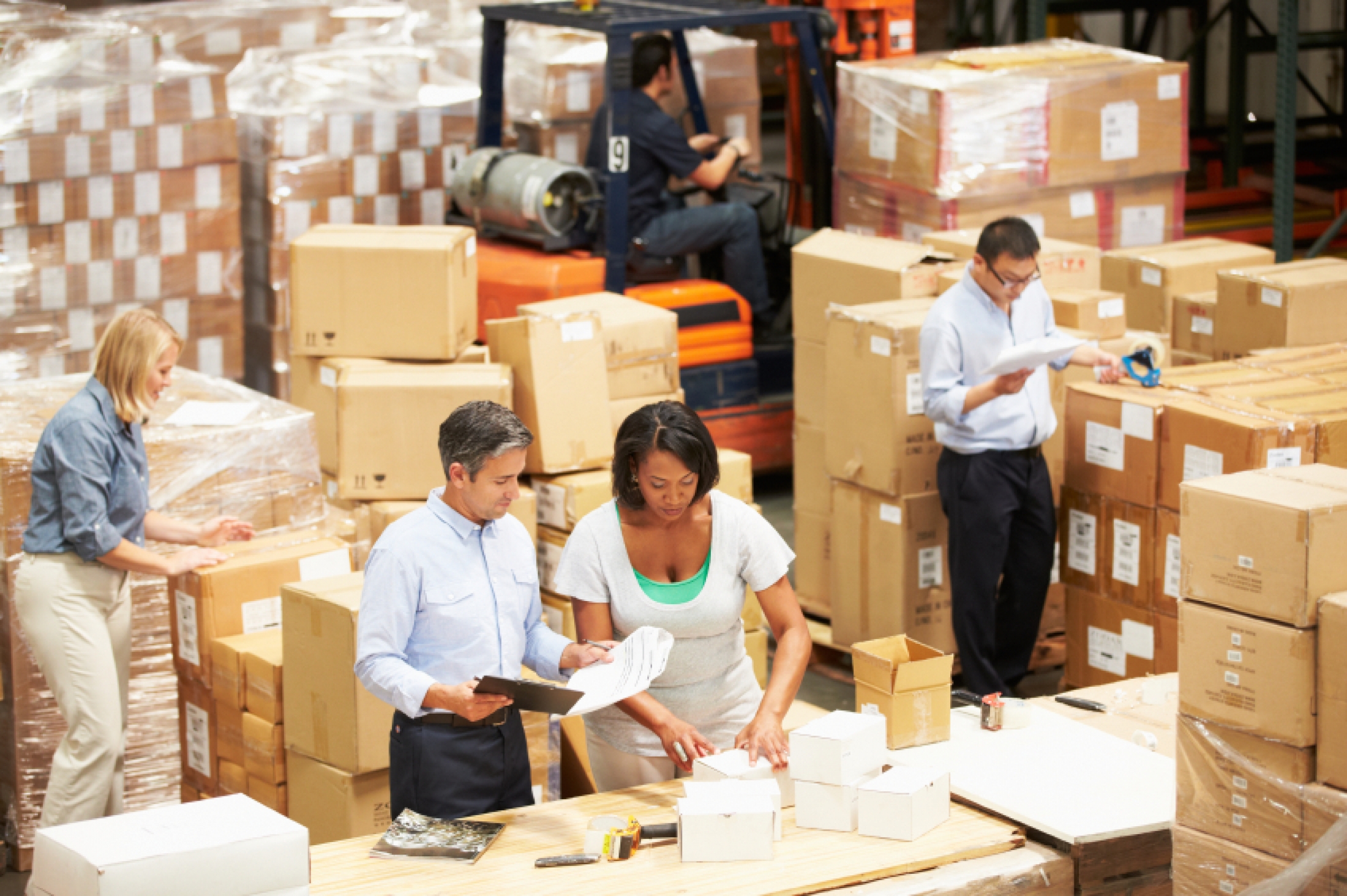A logistics consultant from CIM GmbH visits a customer’s warehouse (symbolic image)